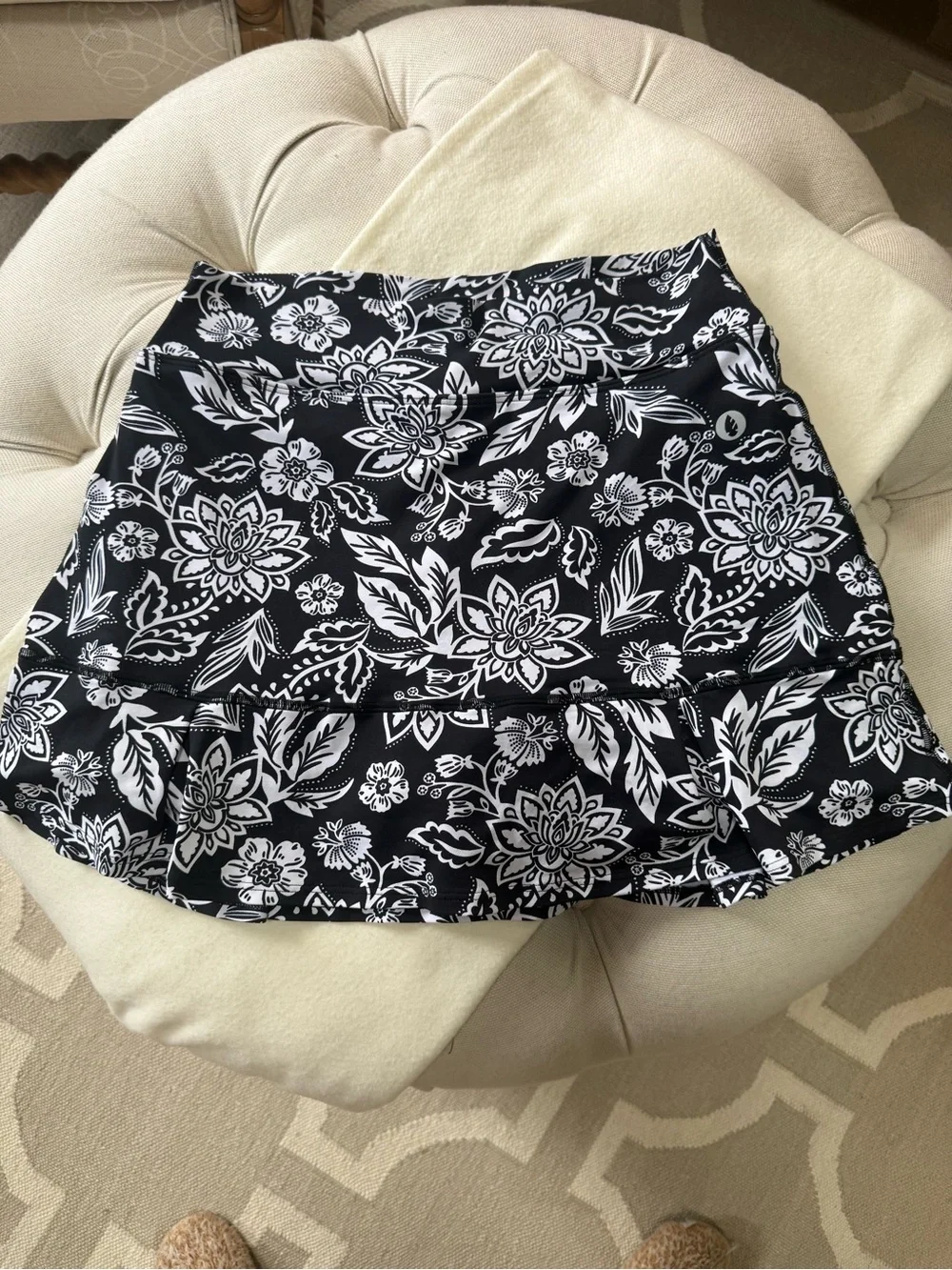 High-Rise Black & White Floral Tennis Skirt. Large. EUC